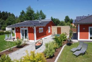 ein Haus mit einem Kajak im Hinterhof davon in der Unterkunft Reiger Ferienwohnungen in Wackersdorf