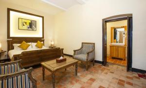 Rúm í herbergi á Thamel Villa Heritage Hotel