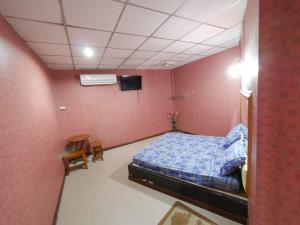 Paradise Hotel โรงแรมพาราไดซ์ท่าม่วง客房内的一张或多张床位