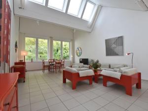 キュールングスボルンにあるSpacious Holiday Home in K hlungsborn with Gardenのリビングルーム(ソファ、テーブル、椅子付)