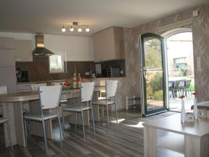 - une cuisine et une salle à manger avec une table et des chaises dans l'établissement Elegant Mansion in Bastorf near Sea, à Kägsdorf