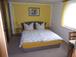 1 dormitorio con 1 cama, 2 mesas y una ventana en Bungalow in Zweedorf mit Liegewiese, en Zweedorf