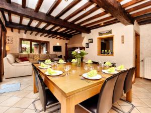 une salle à manger avec une grande table et des chaises en bois dans l'établissement Luxurious Villa with Private Pool in Durbuy, à Grandhan