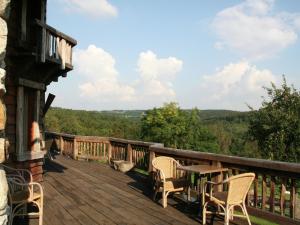 una terraza con sillas y una mesa en una casa en Opulent Chalet in Thirimont with Turkish Steambath, en Waimes