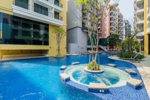 בריכת השחייה שנמצאת ב-Citrus Grande Hotel Pattaya by Compass Hospitality או באזור