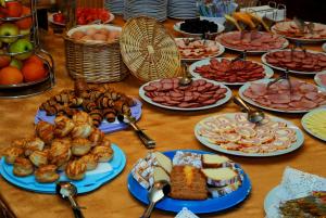 una mesa con muchos platos de comida. en Hotel Balkan en Pleven