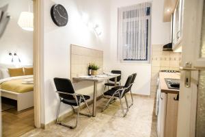 Kuchyňa alebo kuchynka v ubytovaní Garden Trees Apartment + 9 fotografií