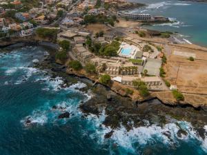 eine Luftansicht auf den Strand und das Meer in der Unterkunft Oasis Praiamar in Praia