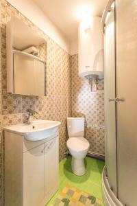 een kleine badkamer met een toilet en een wastafel bij Liepāja Apartments in Liepāja
