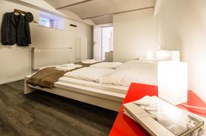 Llit o llits en una habitació de Quiet Courtyard Apartment (KB6)