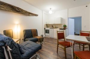 ベルリンにあるQuiet Courtyard Apartment (KB6)のリビングルーム(ソファ、テーブル付)、キッチンが備わります。