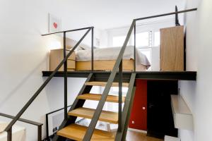 マドリードにあるOdonell Loft by Flatsweethomeの小さな部屋の二段ベッド1台分です。