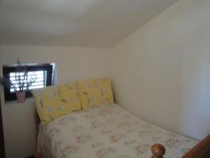Schlafzimmer mit einem Bett und einem Fenster in der Unterkunft Apartments Niki - 5m from the sea in Drvenik Veli
