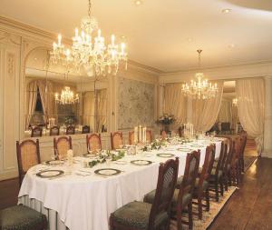 Un restaurante o sitio para comer en Chateau d'Hassonville