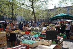 un mercado con frutas y hortalizas en una calle de la ciudad en Apartment Carnot en Carcasona