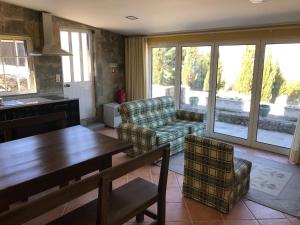 een woonkamer met een bank en een tafel en stoelen bij Quinta do Atoleiro in Lamego