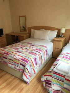 En eller flere senge i et værelse på Seven Dials Hotel