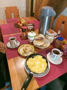 Hostal Panorámico في سان أنطونيو: طاولة مليئة بأطباق الطعام وأكواب القهوة