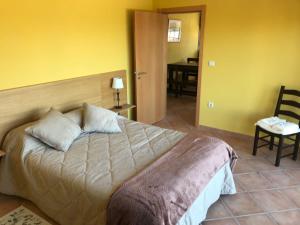een slaapkamer met een bed, een tafel en een stoel bij Quinta do Atoleiro in Lamego
