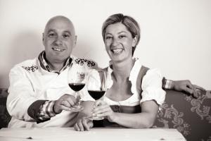 a man and woman sitting at a table with glasses of wine at Flussbett in Kirchberg an der Pielach