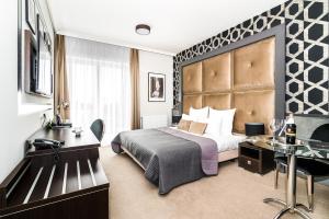pokój hotelowy z łóżkiem i biurkiem w obiekcie Hotel Luxor w mieście Lublin