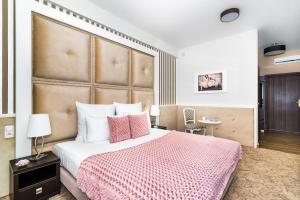 Łóżko lub łóżka w pokoju w obiekcie Hotel Luxor