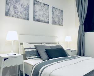 1 dormitorio con 1 cama con almohadas azules y blancas en AirTrip Apartments on Merivale Street en Brisbane