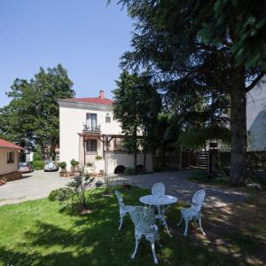 einen Tisch und Stühle im Hof eines Hauses in der Unterkunft Villa Cecile in Sopron