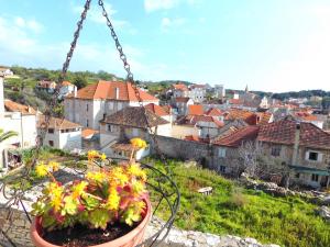 Nespecifikovaný výhled na destinaci Milna nebo výhled na město při pohledu z apartmánu