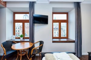 a living room with a table and a tv at Carmelito in Lublin