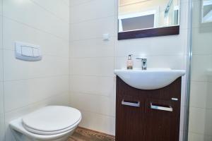 een badkamer met een toilet en een wastafel bij Carmelito in Lublin