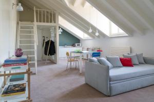 a living room with a couch and a table at Brera Apartments in Garibaldi in Milan