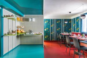 Кухня или мини-кухня в Hôtel les Cigales
 +37 фотографий