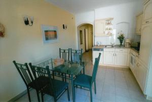 uma cozinha com uma mesa e cadeiras numa cozinha em Ferienwohnung Familie Knak em Lassan