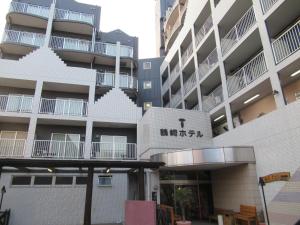 un edificio con un cartel en el costado en Tsurusaki Hotel, en Oita