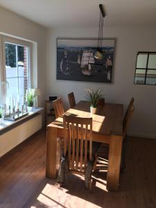 comedor con mesa de madera y sillas en Landhaus zum adeligen Klosterforst, en Pohnsdorf