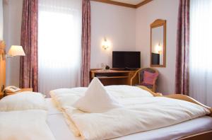 Llit o llits en una habitació de Gasthof und Pension zur Sonne