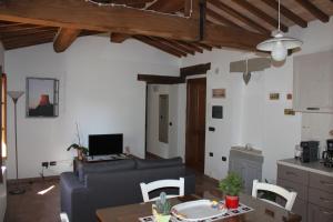 a living room with a couch and a table at Alla Porta di Sopra in Castiglione dʼOrcia