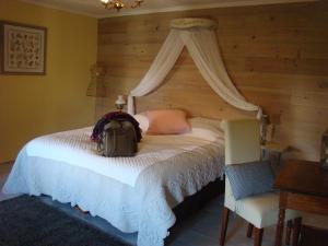een slaapkamer met een bed met een rugzak erop bij O'palmier Caché in Saint-Marcel