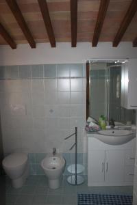 a bathroom with a toilet and a sink at Alla Porta di Sopra in Castiglione dʼOrcia +30 photos
