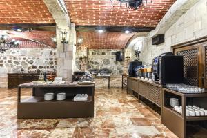 a restaurant with aasteryasteryasteryasteryasteryasteryasteryasteryasteryasteryasteryastery at Hotel Sercotel Alfonso VI in Toledo