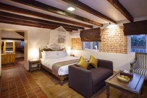 Rúm í herbergi á Thamel Villa Heritage Hotel