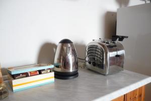Crecchio的住宿－Il Patio di Crecchio，厨房台面上的一个烤面包机