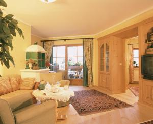 Das Traditionshotel Schwarzer Adler的电视和/或娱乐中心