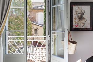 d'une porte ouverte avec vue sur un balcon. dans l'établissement Maison Du Collectionneur, à Aix-en-Provence