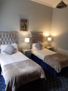 A bed or beds in a room at Glendale 