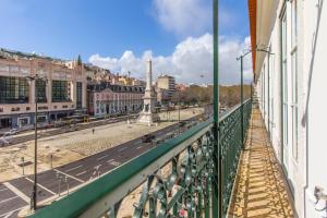 uma vista para a cidade a partir de uma varanda de um edifício em Restauradores Prestige em Lisboa