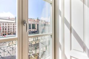 une fenêtre avec vue sur la ville dans l'établissement Restauradores Prestige, à Lisbonne