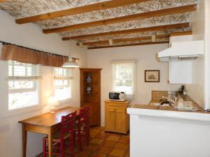 uma cozinha com uma mesa de madeira e uma bancada em Briarwood Inn em Carmel
