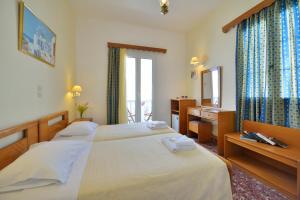 Een bed of bedden in een kamer bij Galini Hotel